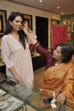 Shabana Azmi, Anita Dongre at Anita Dongre_s launch of Pinkcity in association with jet Gems in Mumbai on 13th Aug 2013 (24).JPG